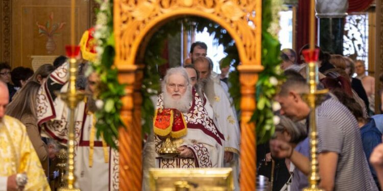 Κοζάνη: Πλήθος πιστών προσκυνά την Αγία Ζώνη