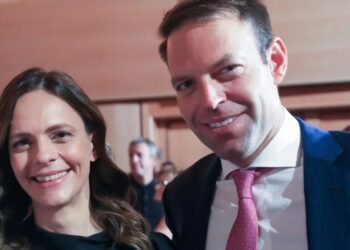 Πρώτος ο Κασσελάκης με 45,04%, στο 36,21% η Αχτσιόγλου -Την επόμενη Κυριακή σε β’ γύρο ο πρόεδρος του ΣΥΡΙΖΑ