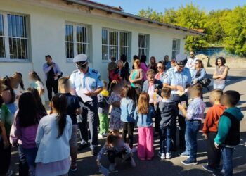 Ενημερωτικά φυλλάδια τροχαίας και σχολικά προγράμματα με σελιδοδείκτες διανεμήθηκαν σήμερα από αστυνομικούς Υπηρεσιών της Γενικής Περιφερειακής Αστυνομικής Διεύθυνσης Δυτικής Μακεδονίας σε μαθητές Δημοτικών Σχολείων και γονείς
