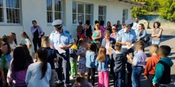 Ενημερωτικά φυλλάδια τροχαίας και σχολικά προγράμματα με σελιδοδείκτες διανεμήθηκαν σήμερα από αστυνομικούς Υπηρεσιών της Γενικής Περιφερειακής Αστυνομικής Διεύθυνσης Δυτικής Μακεδονίας σε μαθητές Δημοτικών Σχολείων και γονείς