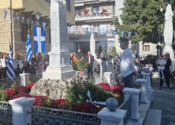 Η κατάθεση στεφάνων από τα σχολεία της Σιάτιστας.  Βίντεο