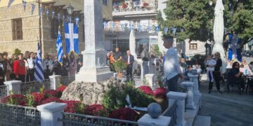 Η κατάθεση στεφάνων από τα σχολεία της Σιάτιστας.  Βίντεο