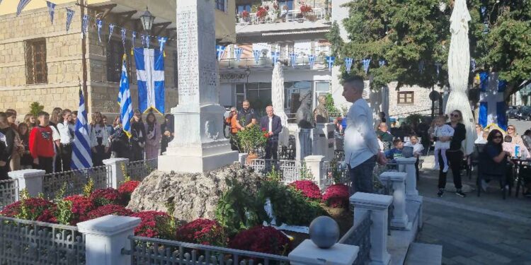 Η κατάθεση στεφάνων από τα σχολεία της Σιάτιστας.  Βίντεο