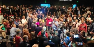 ”Βούλιαξε” από κόσμο η αίθουσα Τέχνης για την παρουσίαση του συνδυασμού Αμανατίδη