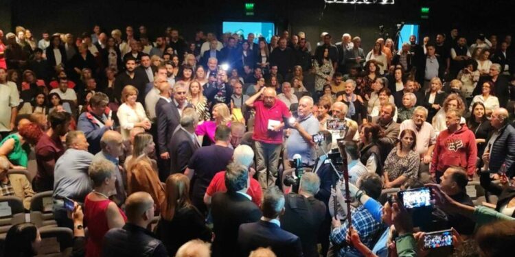 ”Βούλιαξε” από κόσμο η αίθουσα Τέχνης για την παρουσίαση του συνδυασμού Αμανατίδη