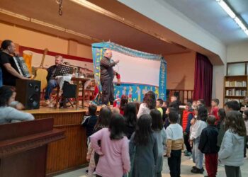 “Το σχολείο του Καραγκιόζη” ενθουσίασε μικρούς και μεγάλους στη Γαλατινή Κοζάνης