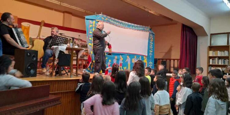 “Το σχολείο του Καραγκιόζη” ενθουσίασε μικρούς και μεγάλους στη Γαλατινή Κοζάνης