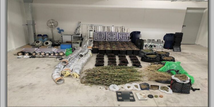 Σύλληψη 3 ατόμων με μεγάλη ποσότητα ναρκωτικών , όπλα  και για ληστεία