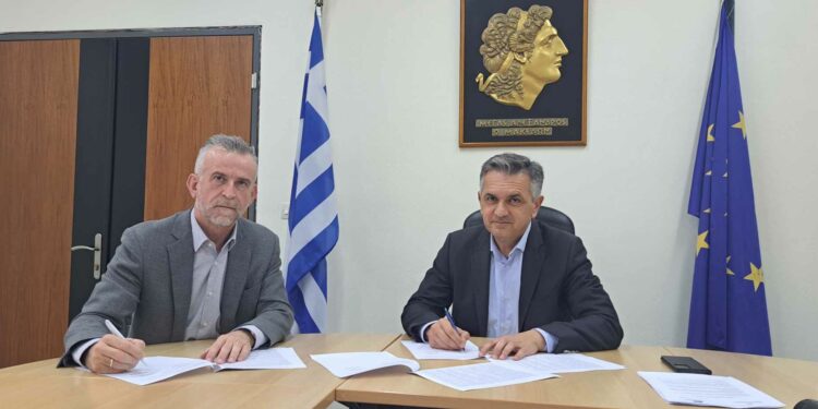 Υπογραφή σύμβασης από τον Γ. Κασαπίδη για το έργο «Δημιουργία Ενιαίου Δικτύου Σήμανσης και πληροφόρησης των Πέτρινων Γεφυριών της Δυτικής Μακεδονίας»