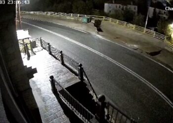 Πισοδέρι: Βίντεο, δείτε πως πέφτει ο δρόμος μαζί με το τοιχίο που τον κρατάει!!