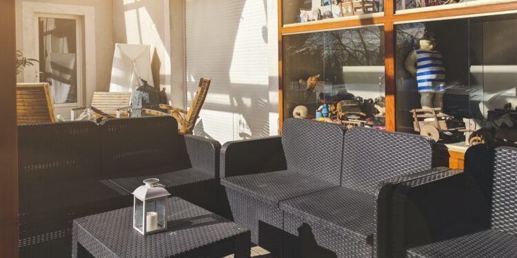 Στόρια και Σαλόνι Κήπου – Ανανεώστε τον Χώρο σας Μέσα και Έξω με Δυο Κινήσεις!