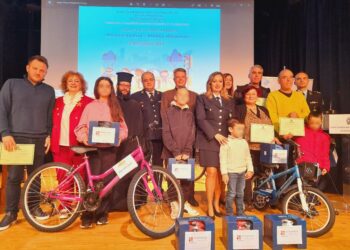 Ολοκληρώθηκε με επιτυχία, από το Τμήμα Τροχαίας Φλώρινας, η εβδομαδιαία εκστρατεία ενημέρωσης παιδιών για την οδική ασφάλεια με θέμα «Αποκτώ Παιδεία – Αλλάζω Νοοτροπία», που πραγματοποιήθηκε με πρωτοβουλία της Γενικής Περιφερειακής Αστυνομικής Διεύθυνσης Δυτικής Μακεδονίας