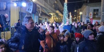 Βόιο: Άναψε το Χριστουγεννιάτικο δέντρο στη Νεάπολη.  Βίντεο και φωτογραφίες