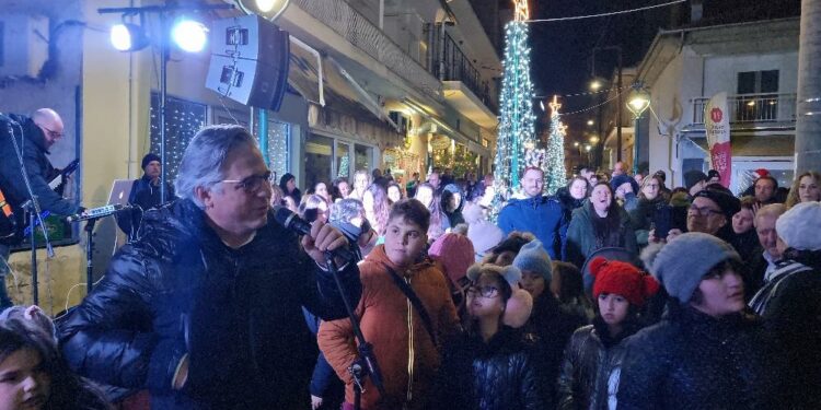 Βόιο: Άναψε το Χριστουγεννιάτικο δέντρο στη Νεάπολη.  Βίντεο και φωτογραφίες