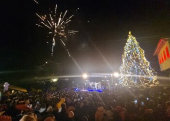 Βούλιαξε η Σιάτιστα στο Άναμμα του χριστουγεννιάτικου δέντρου.  Μοναδική συναυλία- Βίντεο