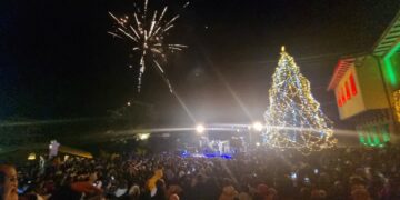 Βούλιαξε η Σιάτιστα στο Άναμμα του χριστουγεννιάτικου δέντρου.  Μοναδική συναυλία- Βίντεο