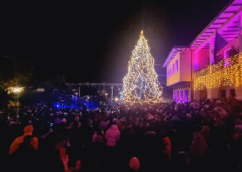 Βούλιαξε η Σιάτιστα στο Άναμμα του χριστουγεννιάτικου δέντρου.  Μοναδική συναυλία- Βίντεο