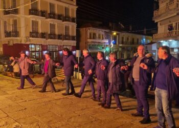 Σιάτιστα: Γλέντησαν στα Σούρουβα στις πλατείες της πόλης.  Βίντεο