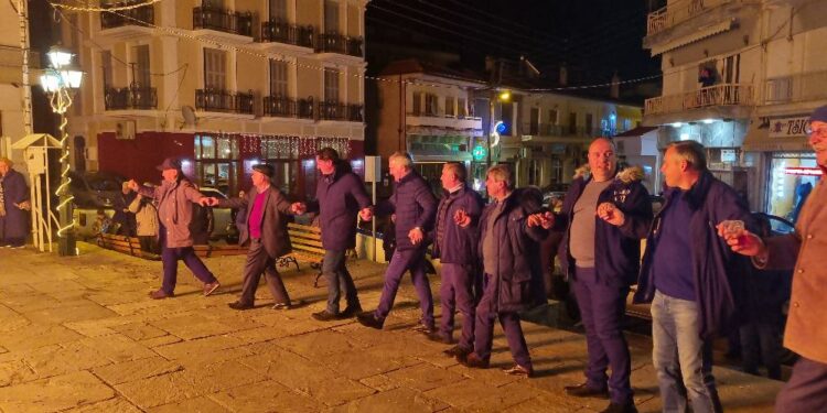 Σιάτιστα: Γλέντησαν στα Σούρουβα στις πλατείες της πόλης.  Βίντεο