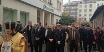 Κοζάνη: Πλήθος πιστών στη λιτανεία της ιερής εικόνας του Αγίου Νικολάου – Βίντεο