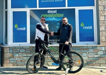 Το Πρατήριο REVOIL αδερφοί Μπούρτζου παρέδωσε στον τυχερό της κλήρωσης WINCLUB της REVOIL ένα από τα δυο ηλεκτρικά ποδήλατα