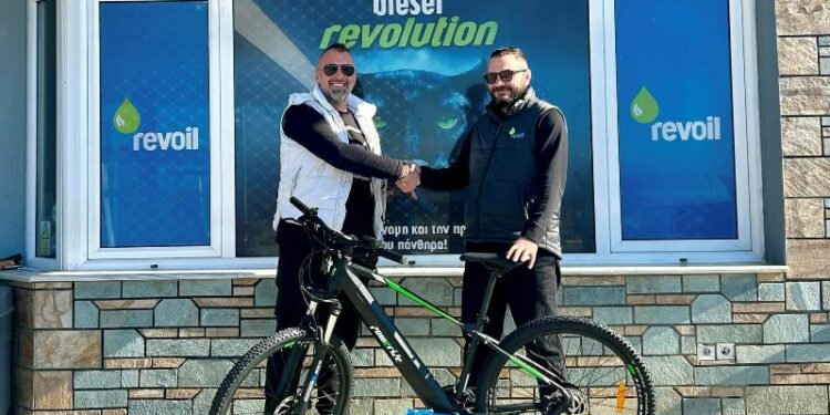 Το Πρατήριο REVOIL αδερφοί Μπούρτζου παρέδωσε στον τυχερό της κλήρωσης WINCLUB της REVOIL ένα από τα δυο ηλεκτρικά ποδήλατα