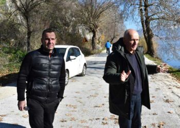 Αυτοψία του Δημάρχου Καστοριάς στις εργασίες του εσωτερικού παραλίμνιου δρόμου. Έως την Παρασκευή θα δοθεί στην κυκλοφορία