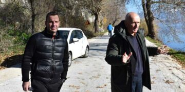 Αυτοψία του Δημάρχου Καστοριάς στις εργασίες του εσωτερικού παραλίμνιου δρόμου. Έως την Παρασκευή θα δοθεί στην κυκλοφορία