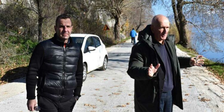 Αυτοψία του Δημάρχου Καστοριάς στις εργασίες του εσωτερικού παραλίμνιου δρόμου. Έως την Παρασκευή θα δοθεί στην κυκλοφορία