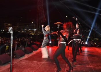 Μάγεψε το κοινό η Josephine στη Χριστουγεννιάτικη Συναυλία του Δήμου Καστοριάς