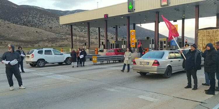 Εξόρμηση των οργανώσεων του ΚΚΕ στα διόδια Σιάτιστας