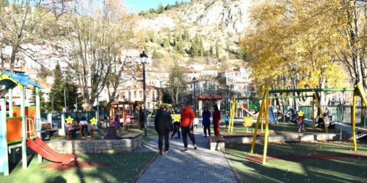 Καστοριά: Σε λειτουργία η Μητροπολιτική παιδική χαρά στο Ντολτσό