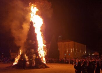 Οι Κλαδαριές της Σιάτιστας. Πλήθος κόσμου στο γραφικό έθιμο. Φωτογραφίες
