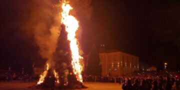 Οι Κλαδαριές της Σιάτιστας. Πλήθος κόσμου στο γραφικό έθιμο. Φωτογραφίες