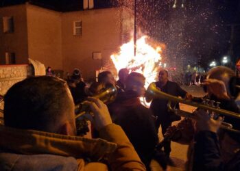 Οι Κλαδαριές της Σιάτιστας. Πλήθος κόσμου στο γραφικό έθιμο. Φωτογραφίες