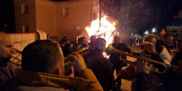 Οι Κλαδαριές της Σιάτιστας. Πλήθος κόσμου στο γραφικό έθιμο. Φωτογραφίες