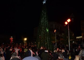 Η μαγεία των Χριστουγέννων ξεκίνησε στον Δήμο Καστοριάς με τη λαμπερή εκδήλωση φωταγώγησης του Χριστουγεννιάτικου Δέντρου στην πλατεία Ομονοίας