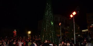 Η μαγεία των Χριστουγέννων ξεκίνησε στον Δήμο Καστοριάς με τη λαμπερή εκδήλωση φωταγώγησης του Χριστουγεννιάτικου Δέντρου στην πλατεία Ομονοίας