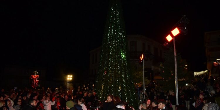 Η μαγεία των Χριστουγέννων ξεκίνησε στον Δήμο Καστοριάς με τη λαμπερή εκδήλωση φωταγώγησης του Χριστουγεννιάτικου Δέντρου στην πλατεία Ομονοίας