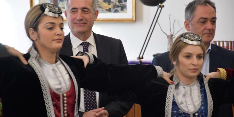 Τα κάλαντα των Θεοφανείων στον ΥΜΑΘ Στάθη Κωνσταντινίδη από τον Ποντιακό Σύλλογο Ακρινής Κοζάνης – Συνάντηση εργασίας με τον Δήμαρχο Κοζάνης κ. Γιάννη Κοκκαλιάρη