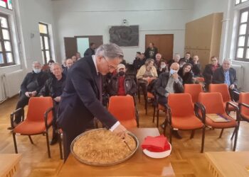 Έκοψαν την βασιλόπιτα στην πρώτη συνεδρίαση του Δήμου Βοΐου.  Ο τυχερός και τι έταξε. Βίντεο