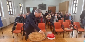 Έκοψαν την βασιλόπιτα στην πρώτη συνεδρίαση του Δήμου Βοΐου.  Ο τυχερός και τι έταξε. Βίντεο