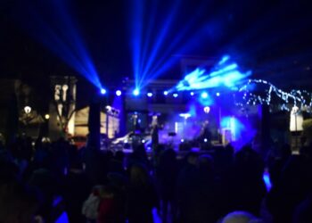 Με πολλή μουσική και πυροτεχνήματα υποδέχθηκε η Καστοριά το 2024!