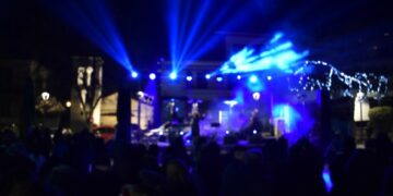 Με πολλή μουσική και πυροτεχνήματα υποδέχθηκε η Καστοριά το 2024!