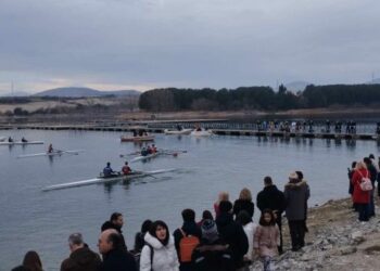 Θεοφάνεια στη λίμνη Πολυφύτου-Βούτηξαν να πιάσουν το σταυρό – Βίντεο