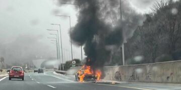 Στις φλόγες αυτοκίνητο “Porsche” στην Εγνατία οδό