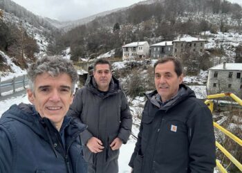 Ο Αντιπεριφερειάρχης Χάρης Γκοβεδάρος, στο Πισοδέρι, όπου έπεσε το τοιχίο του δρόμου