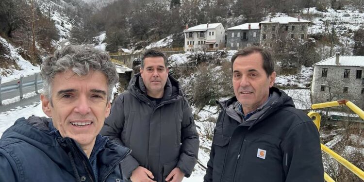 Ο Αντιπεριφερειάρχης Χάρης Γκοβεδάρος, στο Πισοδέρι, όπου έπεσε το τοιχίο του δρόμου