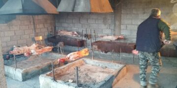 Μικρόκαστρο: Γιόρτασαν τον Άγιο Αθανάσιο με ψητά αρνιά