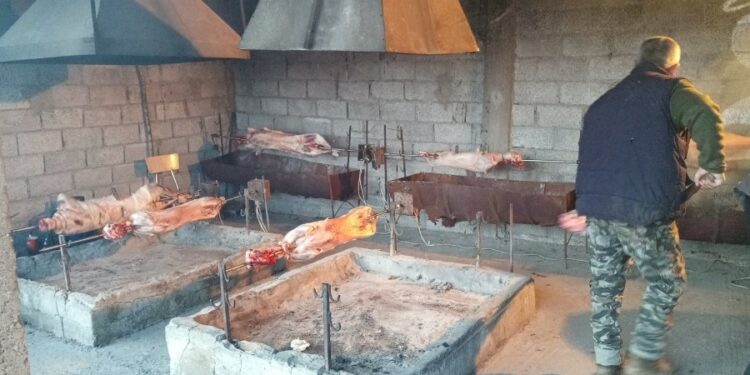 Μικρόκαστρο: Γιόρτασαν τον Άγιο Αθανάσιο με ψητά αρνιά